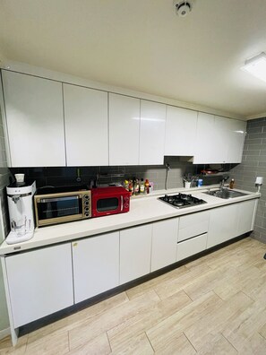House 4-5 | Private kitchen | Microwave, rice cooker, freezer - Beach Stay (Busan)