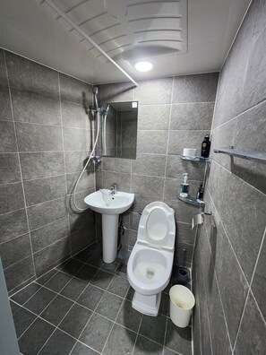 Queen room 34 | Banheiro | Ducha de hidromassagem, secador de cabelo, chinelos, toalhas de banho