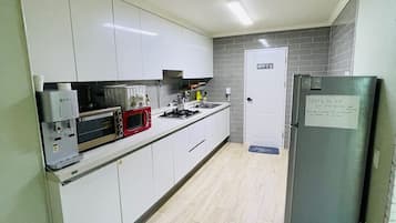 House 4-5 | 私人廚房 | 微波爐、電鍋、冷凍庫