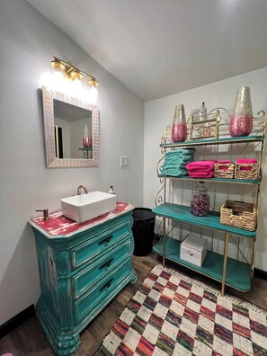 Douche, serviettes fournies, savon, papier de toilette