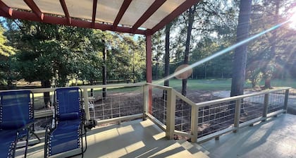 GUEST HOUSE "GROOVY" PRIVATE HOT TUB ON DECK, WIFI, ROKU.