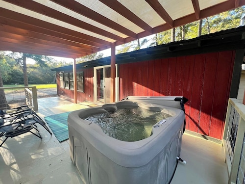 GUEST HOUSE "GROOVY" PRIVATE HOT TUB ON DECK, WIFI, ROKU.