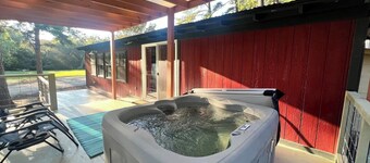 GUEST HOUSE "GROOVY" PRIVATE HOT TUB ON DECK, WIFI, ROKU.