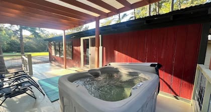 GUEST HOUSE "GROOVY" PRIVATE HOT TUB ON DECK, WIFI, ROKU.