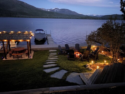 An All-Season Lakefront Getaway with paddle-boards, Kayaks & More!