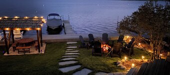 An All-Season Lakefront Getaway with paddle-boards, Kayaks & More!