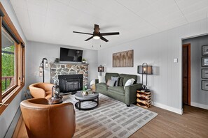 Téléviseur connecté, foyer, table de baby-foot