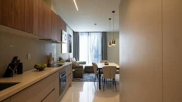 Apartamento família, 2 quartos, sacada, vista para o pátio | Cozinha privada | Geladeira grande, micro-ondas, fogão, cooktop