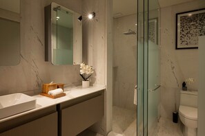 Exclusive-Apartment, 2 Schlafzimmer, Terrasse, Blick auf den Innenhof | Badezimmer | Dusche, Haartrockner, Handtücher, Seife