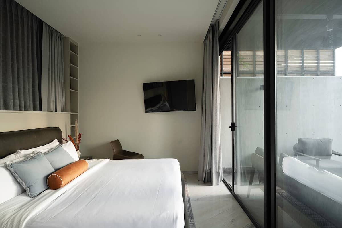 Exclusief appartement, 1 slaapkamer, patio | Een kluis op de kamer, een strijkplank/strijkijzer, gratis wifi