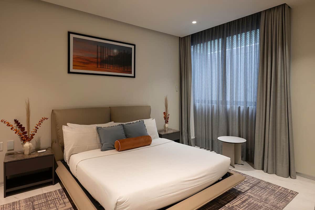 Familie appartement, 3 slaapkamers, balkon | Een kluis op de kamer, een strijkplank/strijkijzer, gratis wifi