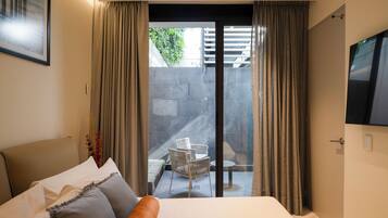 Executive-huoneisto, 1 makuuhuone, patio | Tallelokero huoneessa, silitysrauta/-lauta, ilmainen Wi-Fi