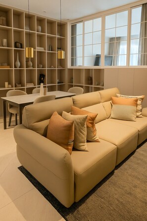 ดีลักซ์อพาร์ทเมนท์, 1 ห้องนอน, ระเบียง, วิวเมือง | บริเวณนั่งเล่น