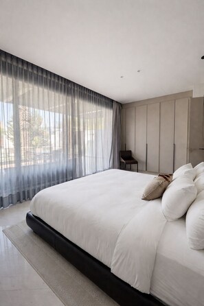Apartamento Deluxe, 1 habitación, terraza, vistas a la ciudad | Caja fuerte, tabla de planchar con plancha, cuna de viaje y wifi gratis