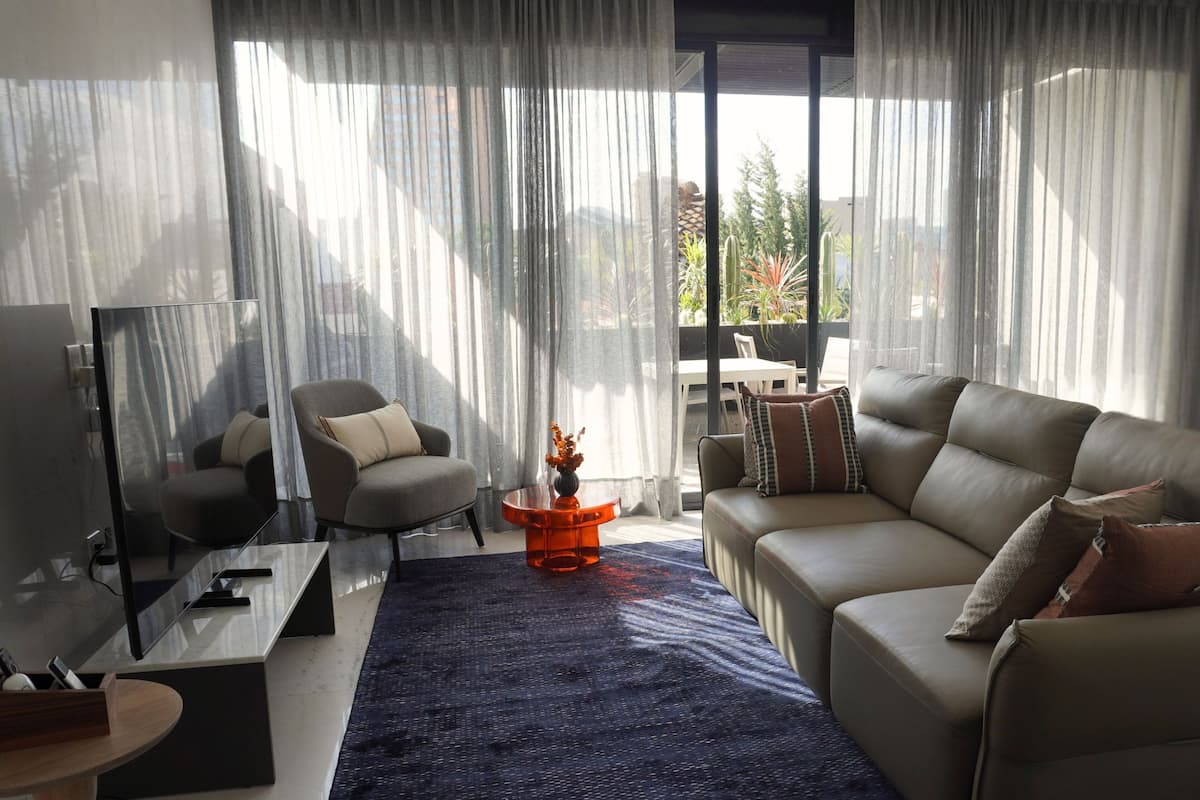 Caja de seguridad en la habitación y tabla de planchar con plancha