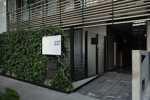 Property entrance - Poe 227 By Ömora (Mexico City)