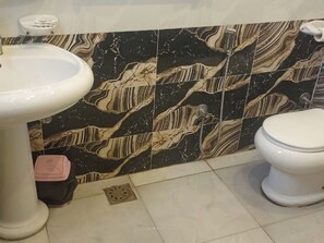 Separate tub and shower, towels, soap, shampoo - tiab house hotel (Giza)