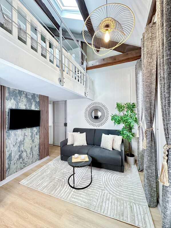 Apartament superior, vistes al pati | Sala d'estar | Televisor intel·ligent de 80 cm amb canals digitals