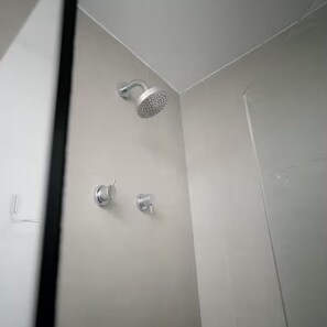 Haartrockner, Handtücher, Seife, Toilettenpapier