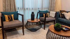 Ein modernes Wohnzimmer mit zwei Sofas, einem Couchtisch und einem Beistelltisch.