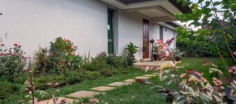 Charming 2-bedroom cottage in Karen  with WiFi , garden, free parking,, game