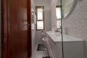 Sèche-cheveux, serviettes fournies, savon, papier toilette