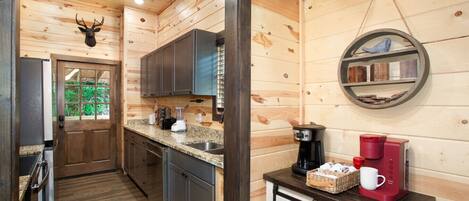 ثلاجة، ميكروويف، فرن، موقد طهي مسطح