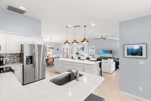 Fridge, microwave, oven, stovetop - Tranquility where relaxation meets coastal charm (Marco Island)