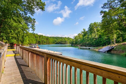 Mountaintop RnR | Hot Tub, Roku TVs & Fireplace!