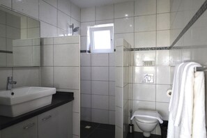 Een douche, een haardroger, handdoeken, zeep