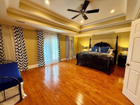 7 bedrooms, desk, free WiFi, bed sheets - DreamShare - Lakefront Multi-Family Home on Lake Hartwell in Lavonia, GA (Lavonia)