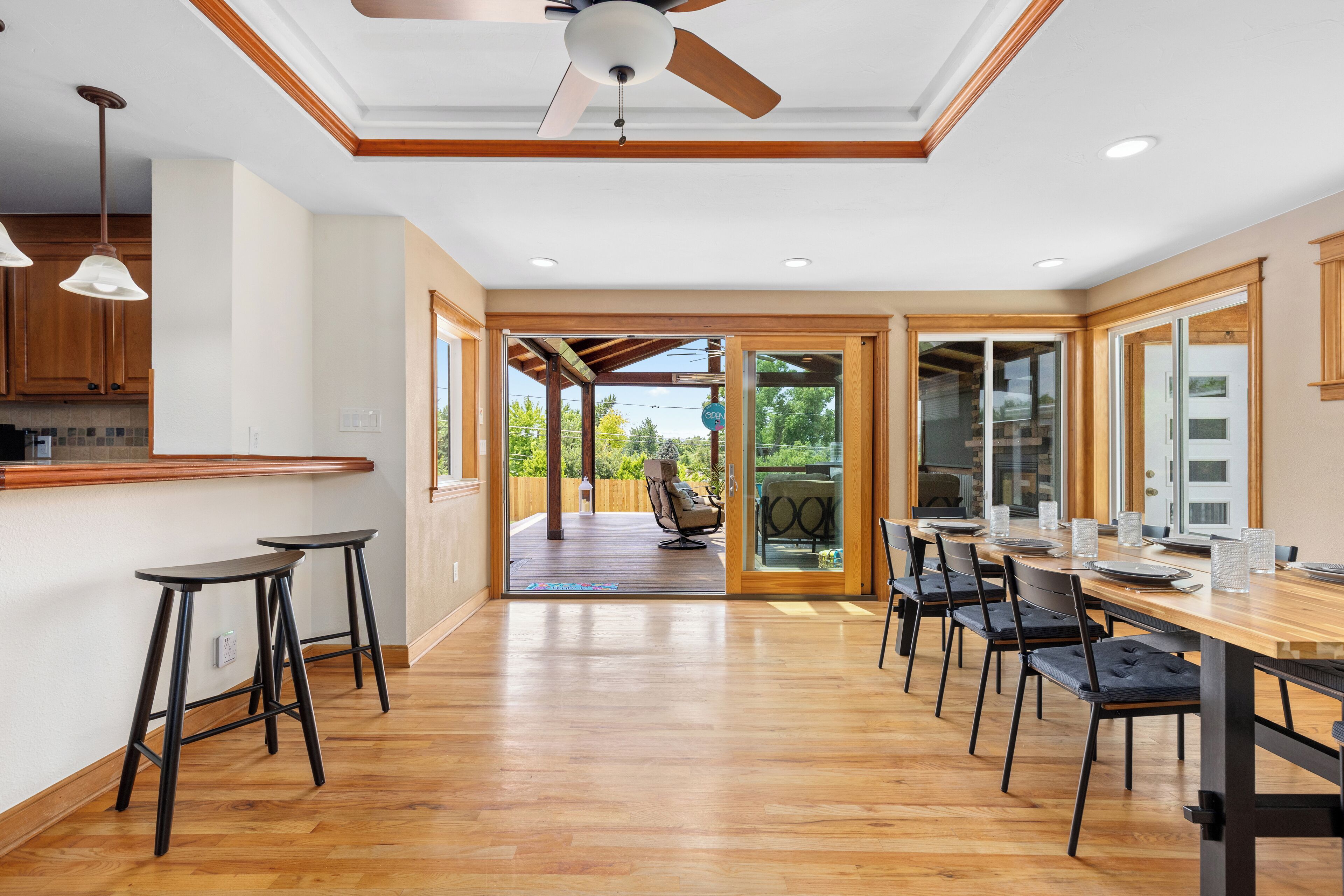 Una cocina amplia con piso de madera, una barra y una mesa de comedor para seis personas.