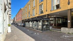 Een straat met een café en een winkel.