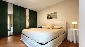 2 slaapkamers, een strijkplank/strijkijzer, gratis wifi, beddengoed