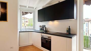 Coffee/tea maker, fridge, microwave, oven