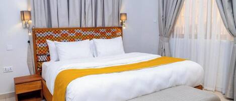 1 bedroom, desk, WiFi