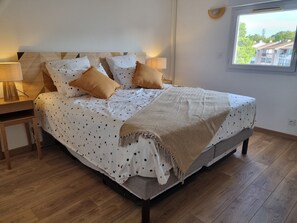 3 bedrooms, iron/ironing board, WiFi, bed sheets