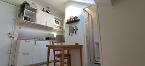 Fridge, microwave, oven, coffee/tea maker