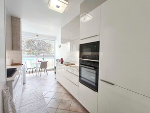 Fridge, microwave, oven, dishwasher - Apartment with balcony - sea view (Ajaccio)