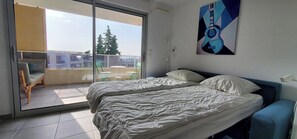 Iron/ironing board, WiFi, bed sheets