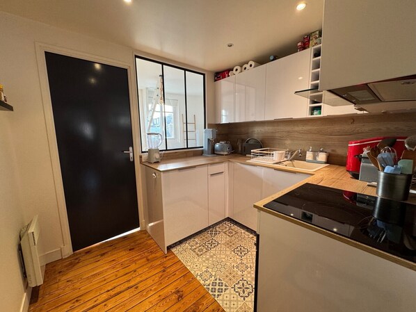 Kühlschrank, Mikrowelle, Ofen, Geschirrspüler