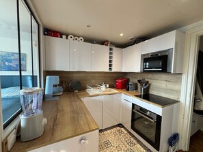 Kühlschrank, Mikrowelle, Ofen, Geschirrspüler