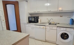 Fridge, microwave, oven, dishwasher - Apartment with terrace at the foot of the beach (Saint-Raphaël)