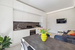 Fridge, oven, stovetop, dishwasher
