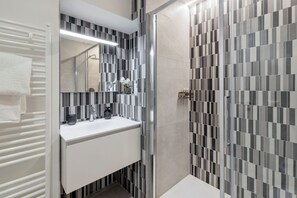 Dusche, Haartrockner, Bidet, Handtücher