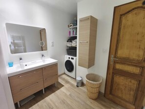 Dusche, Haartrockner, Handtücher, Seife