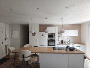 Micro-ondes, four, plaque de cuisson, lave-vaisselle