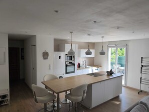 Micro-ondes, four, plaque de cuisson, lave-vaisselle
