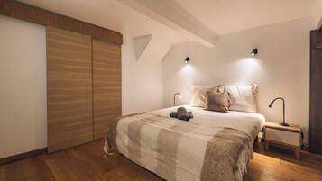 3 dormitorios, tabla de planchar con plancha, cuna de viaje