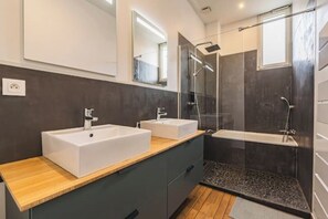 Een douche, een haardroger, handdoeken, zeep